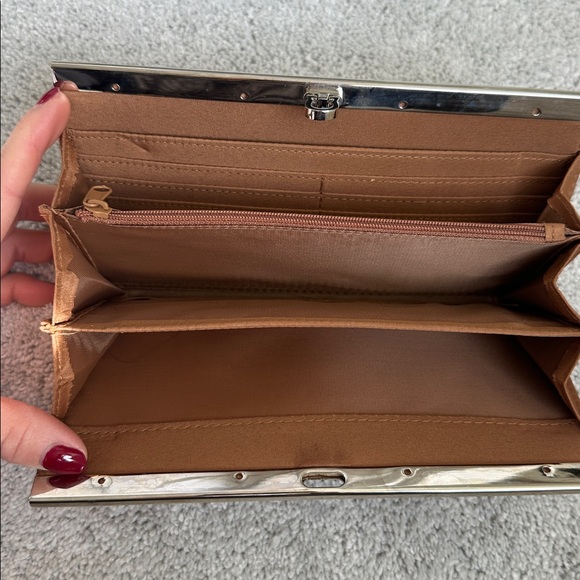 Elegant Tan Clutch - Picture 5 of 9